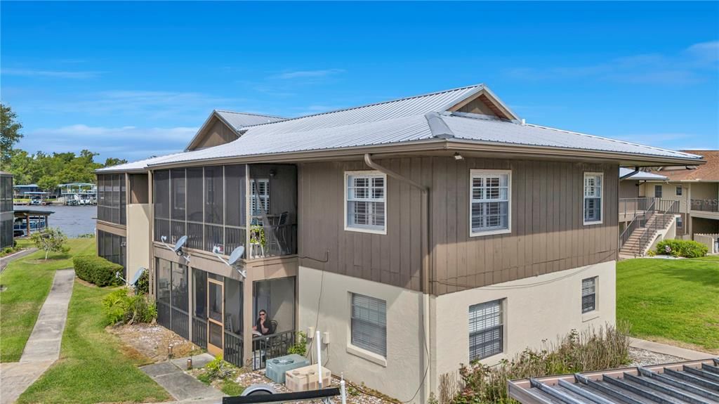 For Sale: $195,500 (2 beds, 1 baths, 832 Square Feet)