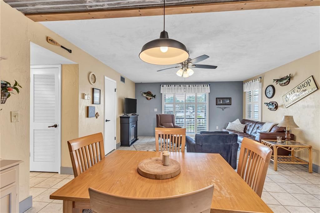 For Sale: $195,500 (2 beds, 1 baths, 832 Square Feet)