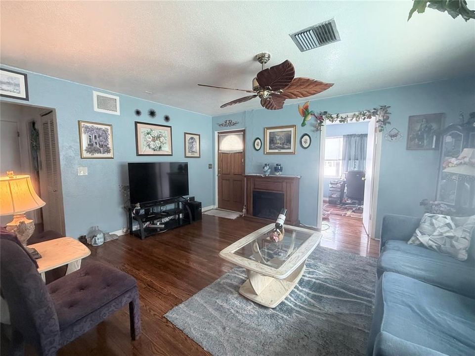 Active With Contract: $325,000 (3 beds, 1 baths, 1004 Square Feet)