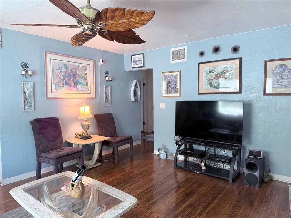 Active With Contract: $325,000 (3 beds, 1 baths, 1004 Square Feet)