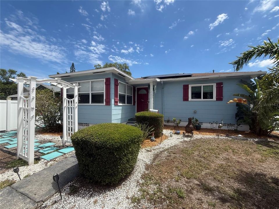Active With Contract: $325,000 (3 beds, 1 baths, 1004 Square Feet)