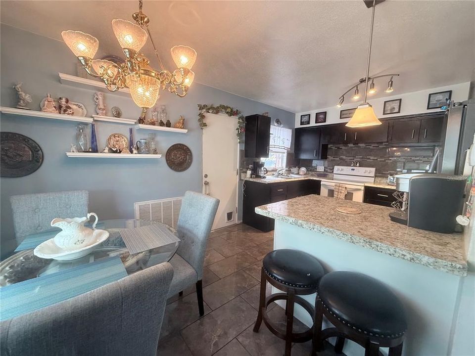 Active With Contract: $325,000 (3 beds, 1 baths, 1004 Square Feet)