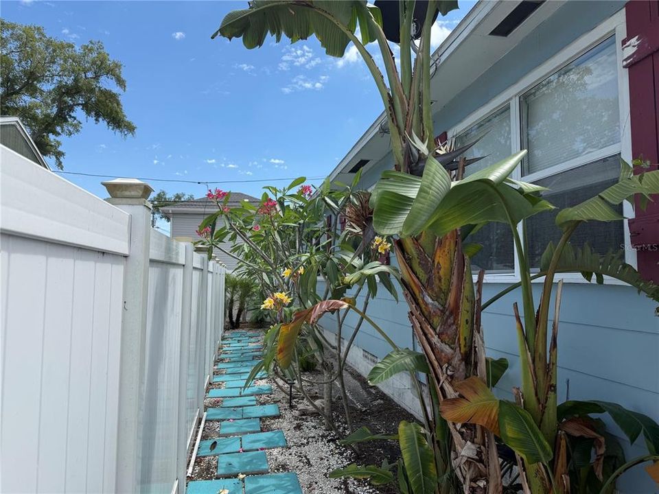 Active With Contract: $325,000 (3 beds, 1 baths, 1004 Square Feet)