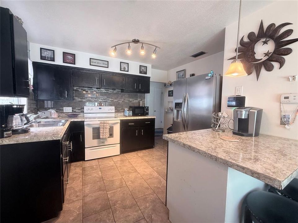 Active With Contract: $325,000 (3 beds, 1 baths, 1004 Square Feet)