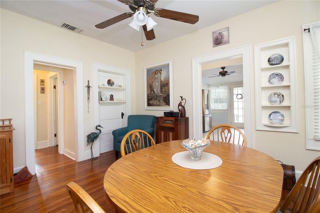 Под контрактом: $550,000 (2 спален, 1 ванн, 708 Квадратных фут)