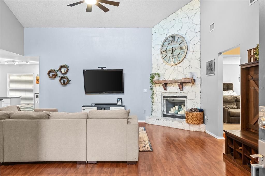 Active With Contract: $349,000 (3 beds, 2 baths, 1682 Square Feet)