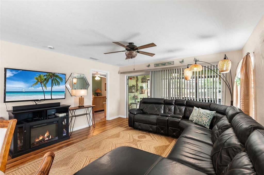 For Sale: $229,900 (2 beds, 2 baths, 1083 Square Feet)
