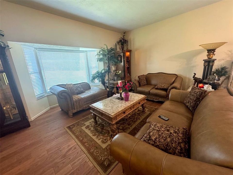 For Sale: $750,000 (5 beds, 3 baths, 2634 Square Feet)