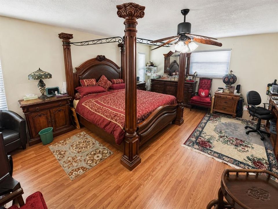 For Sale: $750,000 (5 beds, 3 baths, 2634 Square Feet)