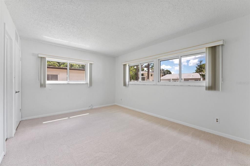 Activo con contrato: $720,000 (5 camas, 3 baños, 2974 Pies cuadrados)