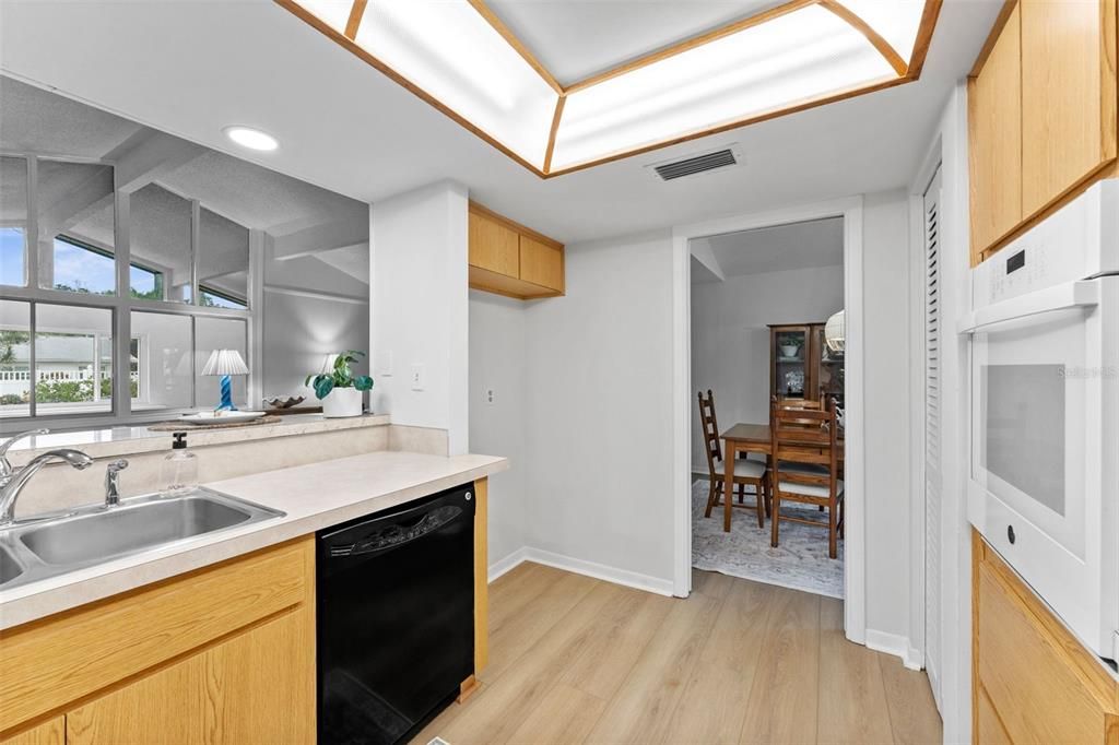 Activo con contrato: $720,000 (5 camas, 3 baños, 2974 Pies cuadrados)