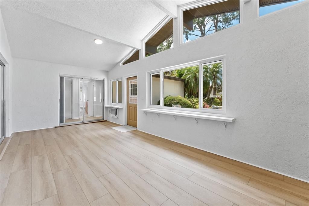 Activo con contrato: $720,000 (5 camas, 3 baños, 2974 Pies cuadrados)