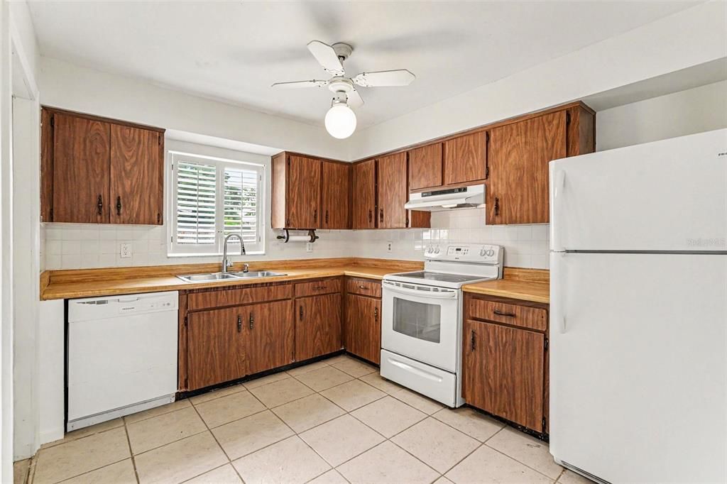 For Sale: $335,000 (3 beds, 2 baths, 1033 Square Feet)