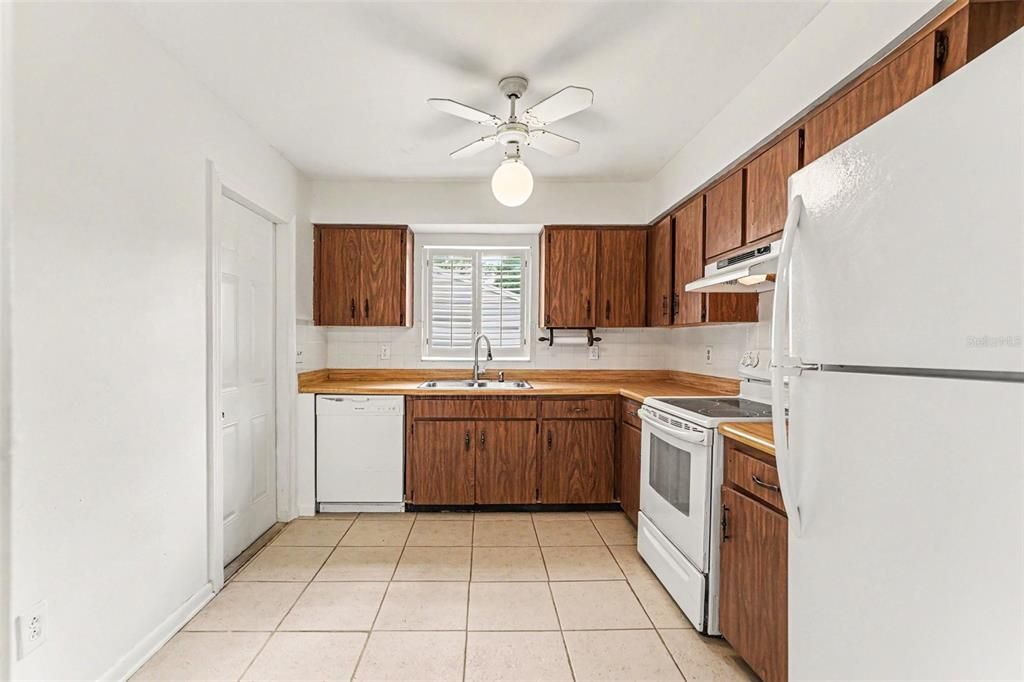For Sale: $335,000 (3 beds, 2 baths, 1033 Square Feet)
