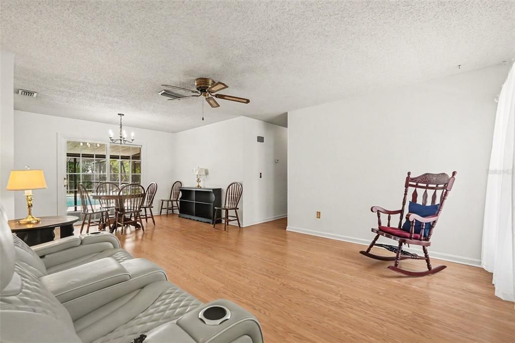 For Sale: $335,000 (3 beds, 2 baths, 1033 Square Feet)