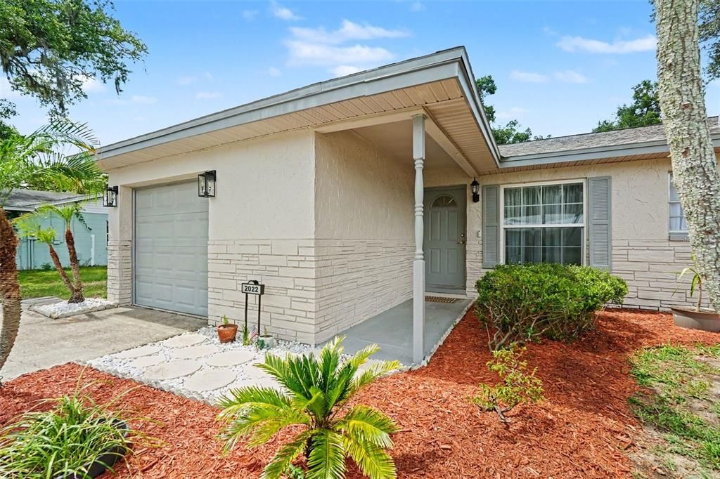 For Sale: $335,000 (3 beds, 2 baths, 1033 Square Feet)