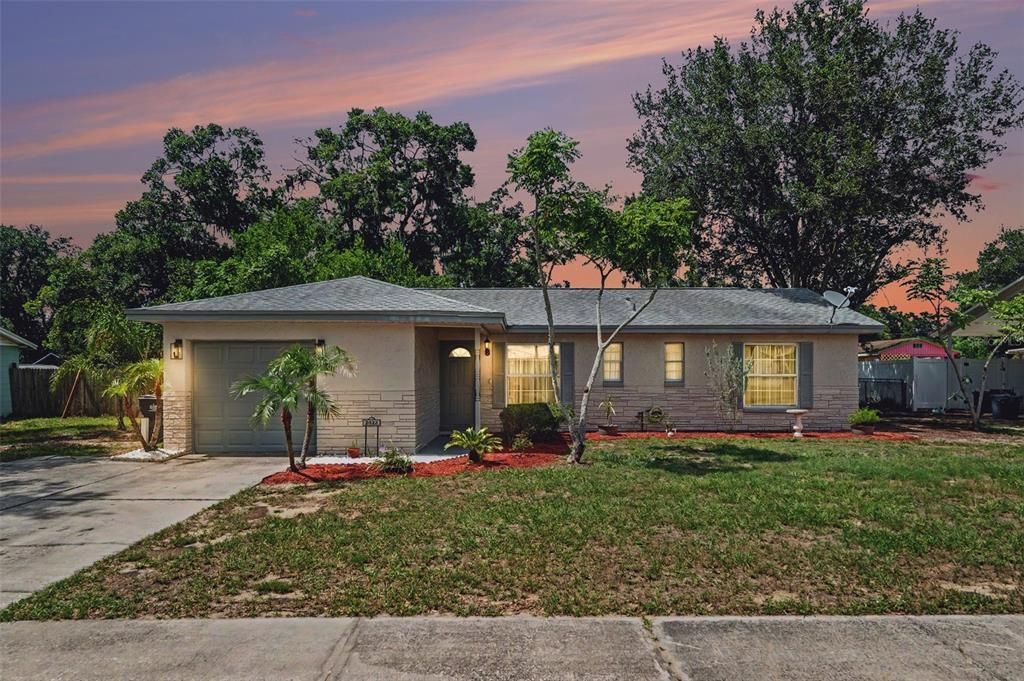 For Sale: $335,000 (3 beds, 2 baths, 1033 Square Feet)
