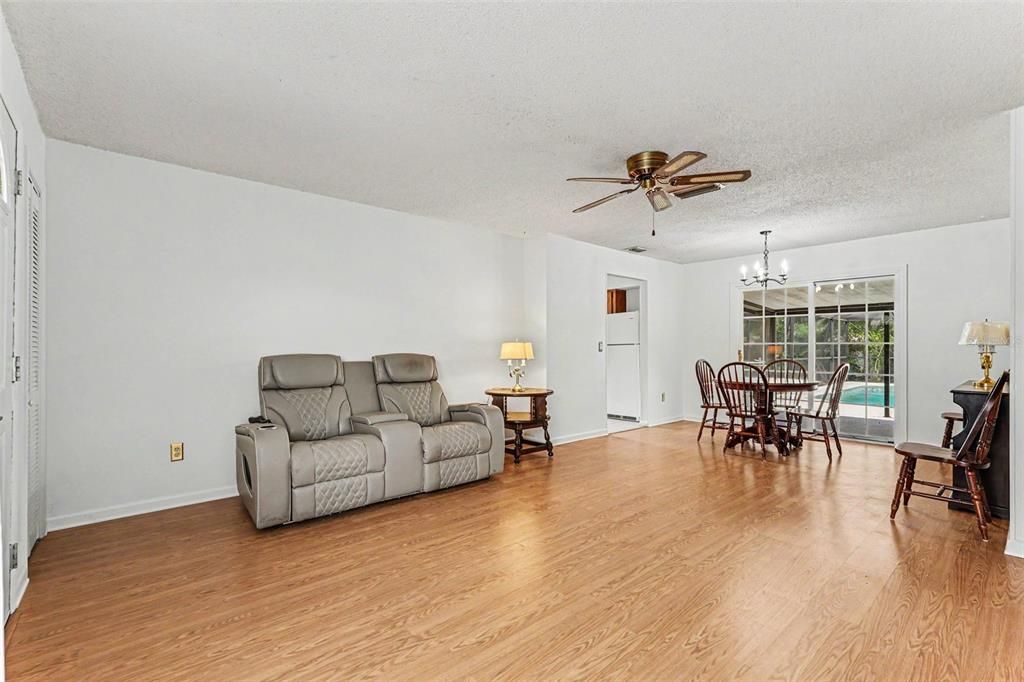 For Sale: $335,000 (3 beds, 2 baths, 1033 Square Feet)