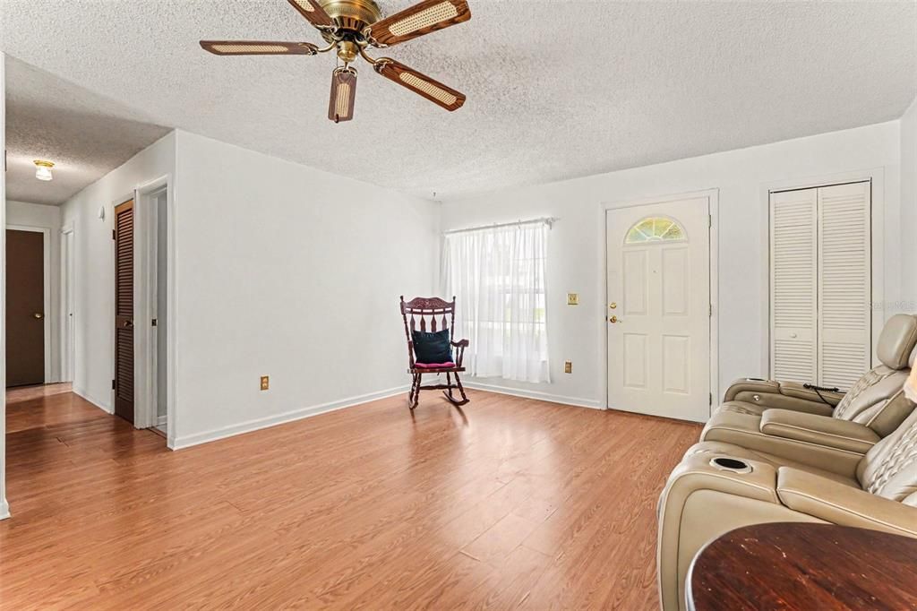 For Sale: $335,000 (3 beds, 2 baths, 1033 Square Feet)