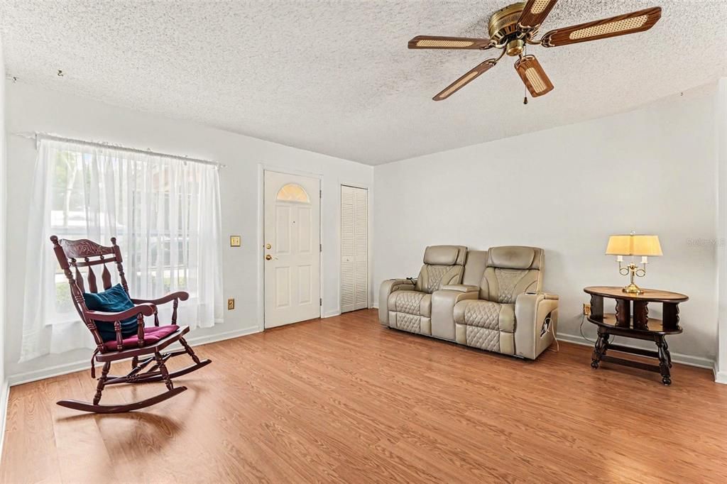 For Sale: $335,000 (3 beds, 2 baths, 1033 Square Feet)