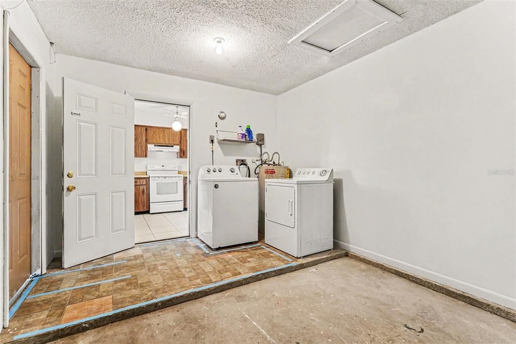 For Sale: $335,000 (3 beds, 2 baths, 1033 Square Feet)