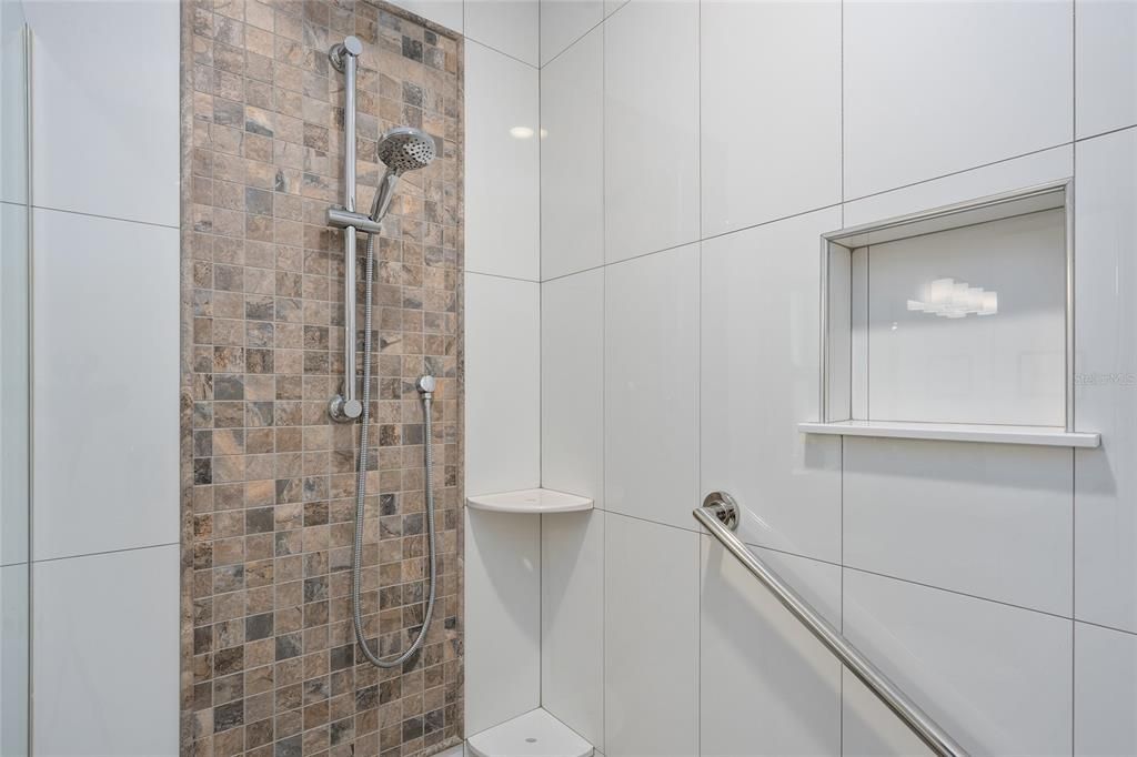 Activo con contrato: $409,000 (2 camas, 2 baños, 1624 Pies cuadrados)