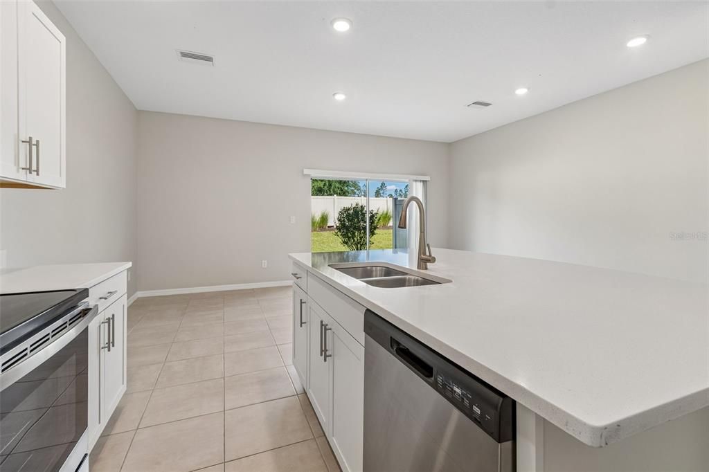 Под контрактом: $295,000 (3 спален, 2 ванн, 1373 Квадратных фут)