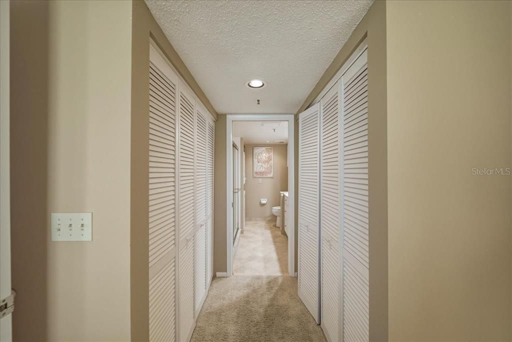 For Sale: $230,000 (2 beds, 2 baths, 997 Square Feet)