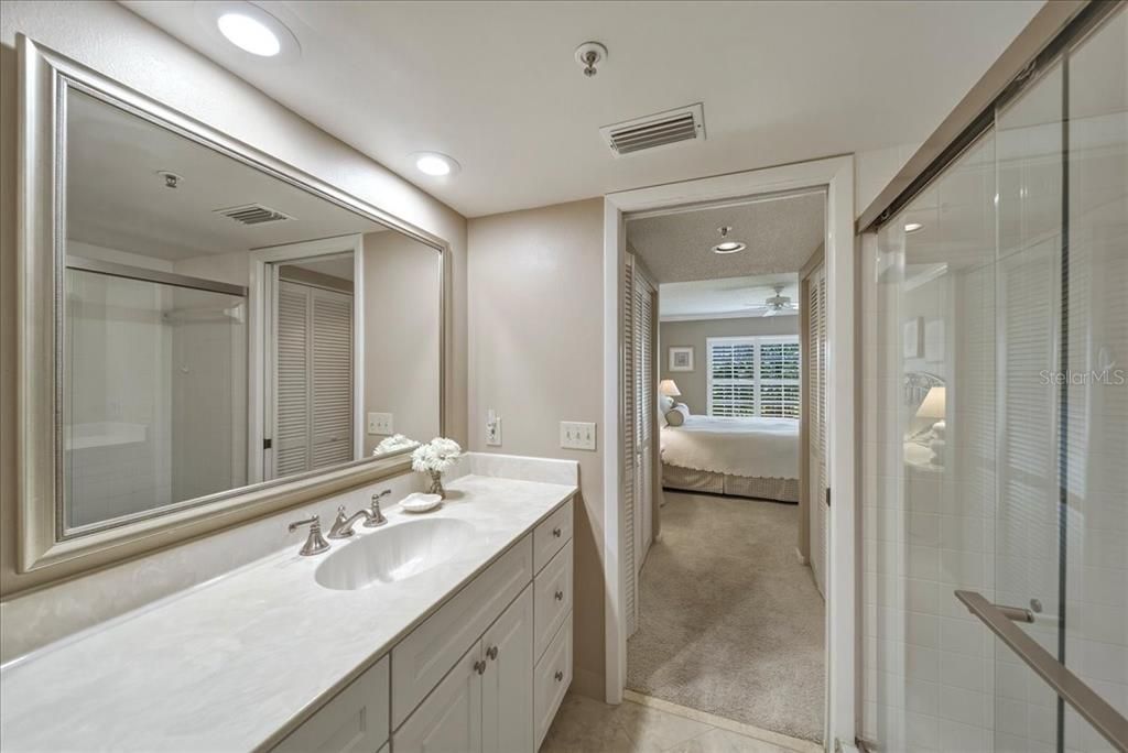 For Sale: $230,000 (2 beds, 2 baths, 997 Square Feet)