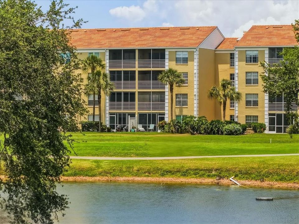 For Sale: $230,000 (2 beds, 2 baths, 997 Square Feet)
