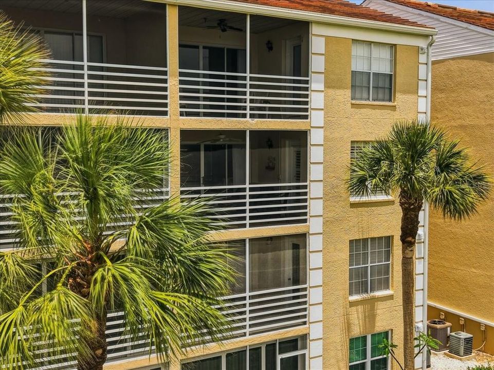For Sale: $230,000 (2 beds, 2 baths, 997 Square Feet)