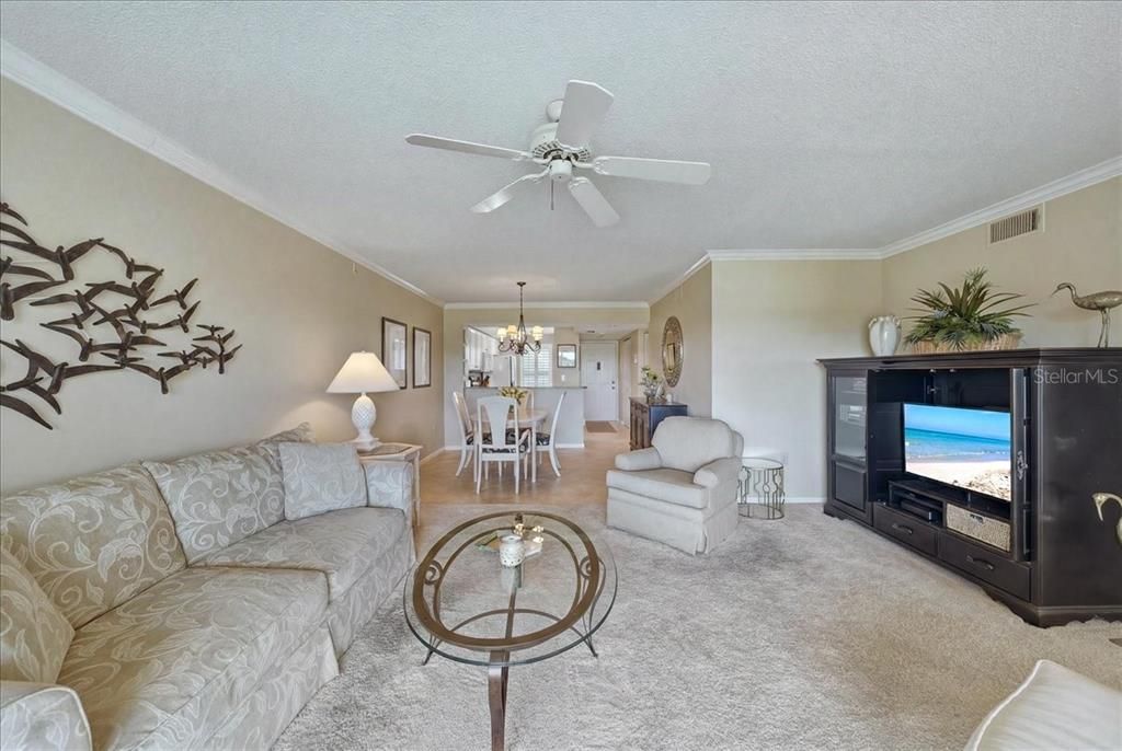 For Sale: $230,000 (2 beds, 2 baths, 997 Square Feet)