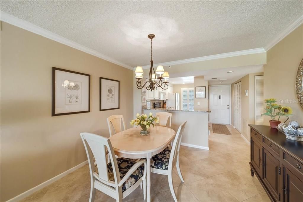 For Sale: $230,000 (2 beds, 2 baths, 997 Square Feet)