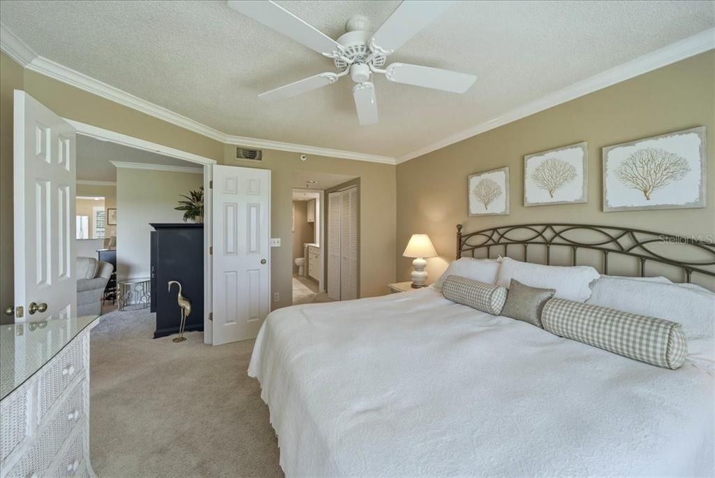 For Sale: $230,000 (2 beds, 2 baths, 997 Square Feet)