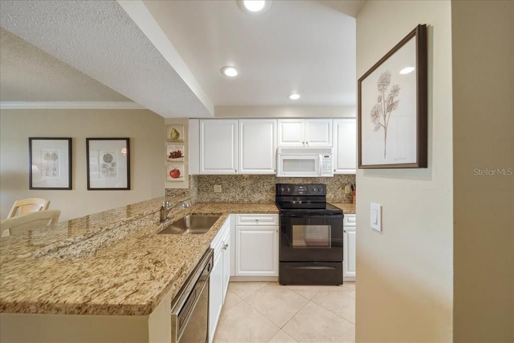 For Sale: $230,000 (2 beds, 2 baths, 997 Square Feet)