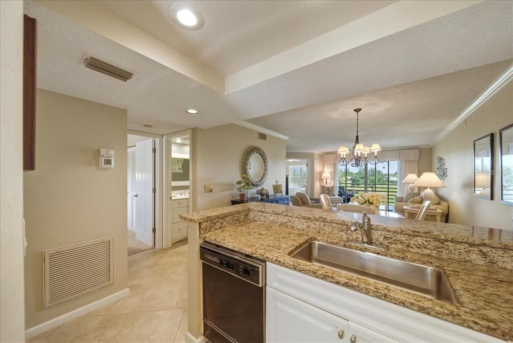 For Sale: $230,000 (2 beds, 2 baths, 997 Square Feet)