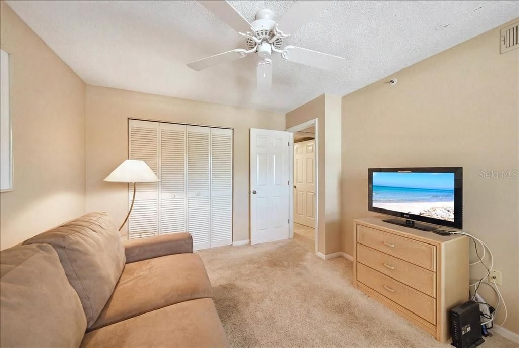 For Sale: $230,000 (2 beds, 2 baths, 997 Square Feet)