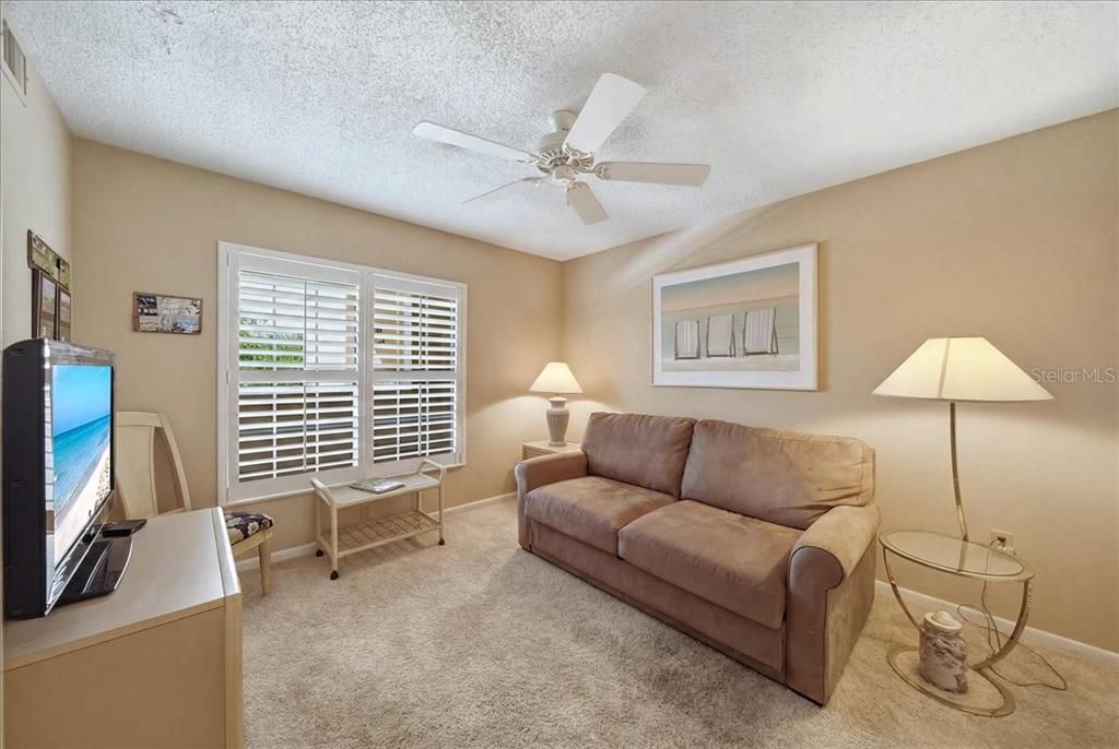 For Sale: $230,000 (2 beds, 2 baths, 997 Square Feet)