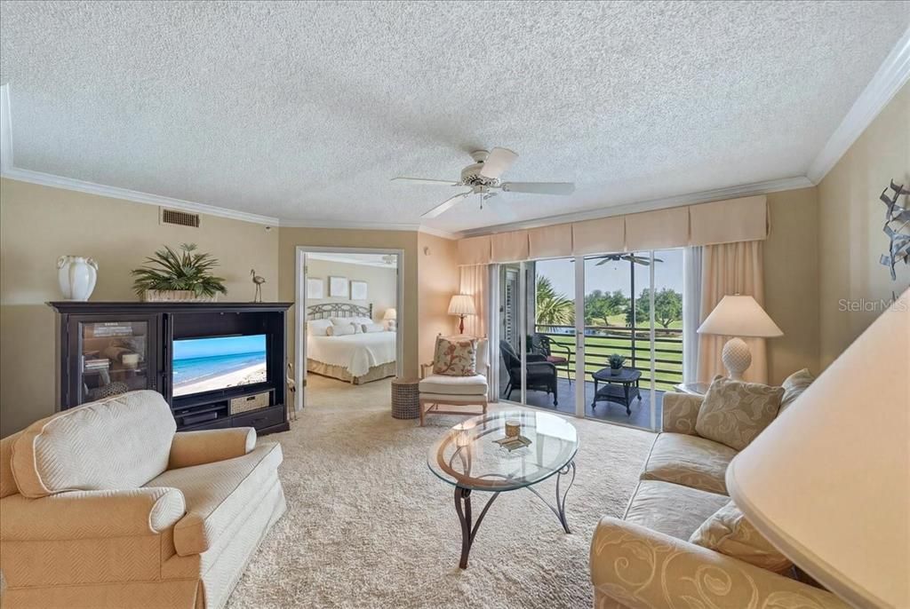 For Sale: $230,000 (2 beds, 2 baths, 997 Square Feet)