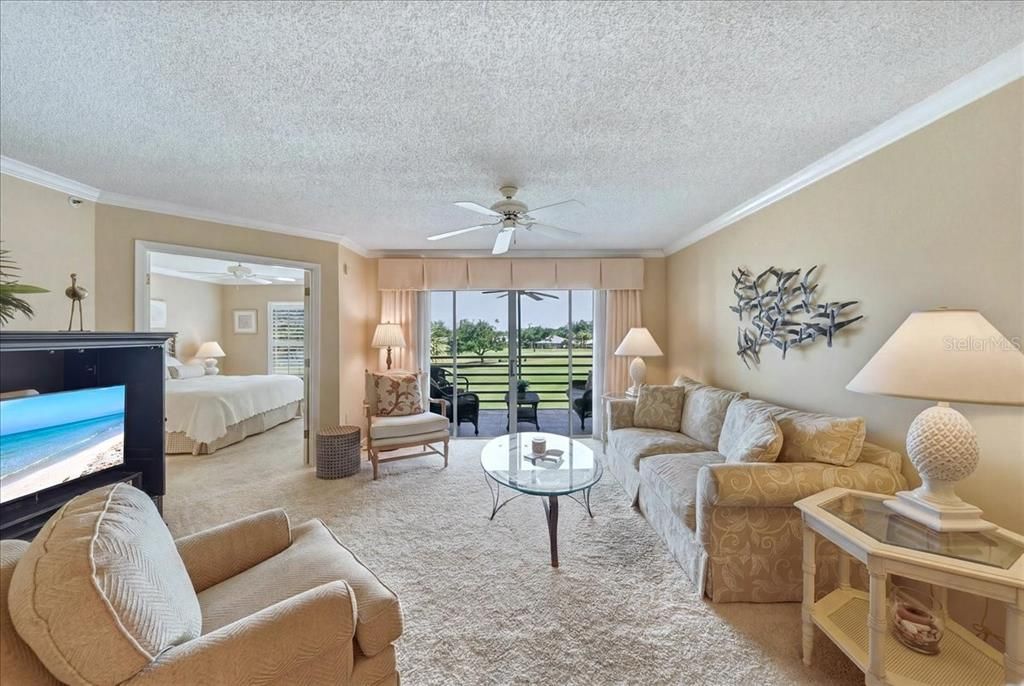 For Sale: $230,000 (2 beds, 2 baths, 997 Square Feet)