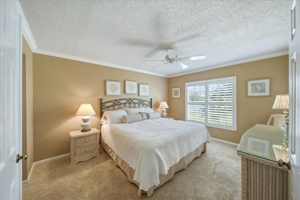 For Sale: $230,000 (2 beds, 2 baths, 997 Square Feet)