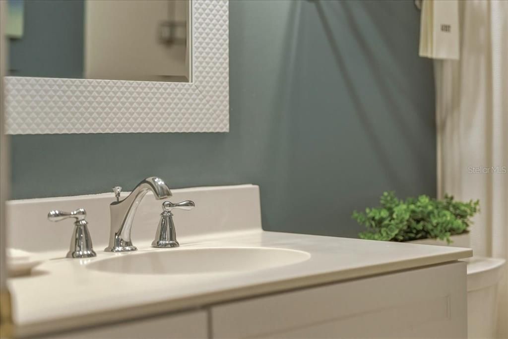 For Sale: $230,000 (2 beds, 2 baths, 997 Square Feet)
