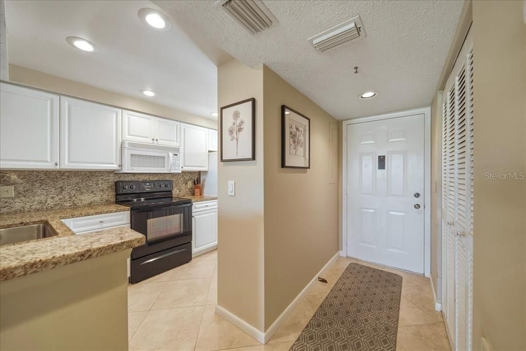 For Sale: $230,000 (2 beds, 2 baths, 997 Square Feet)