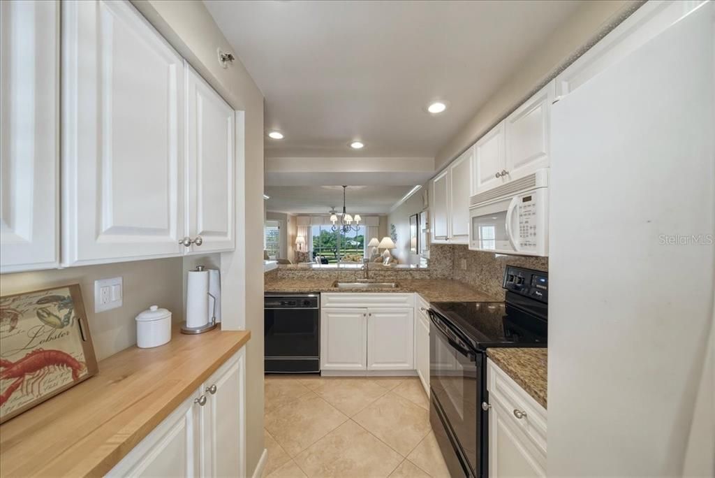 For Sale: $230,000 (2 beds, 2 baths, 997 Square Feet)