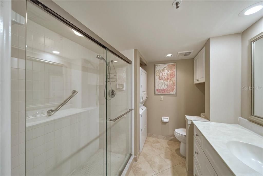 For Sale: $230,000 (2 beds, 2 baths, 997 Square Feet)