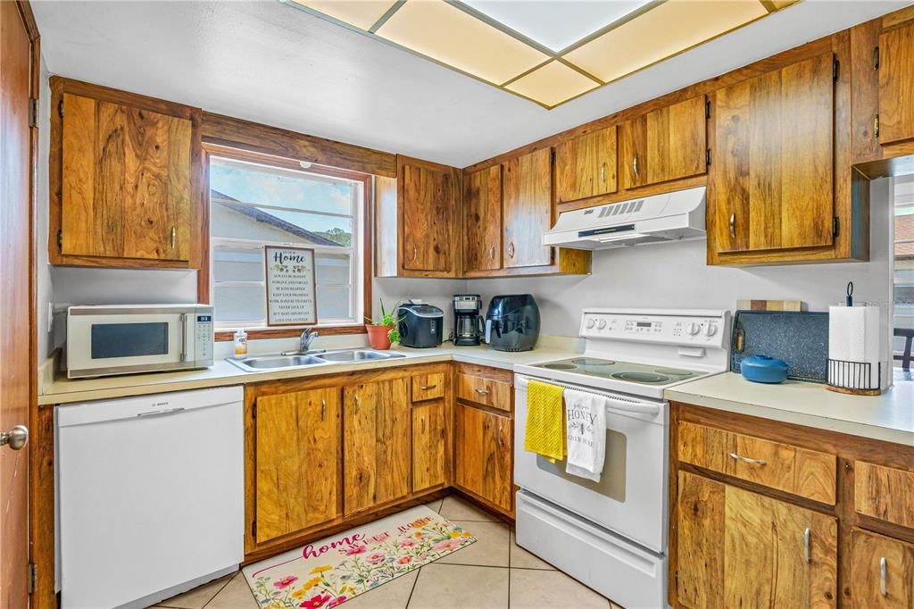 For Sale: $135,000 (2 beds, 2 baths, 922 Square Feet)