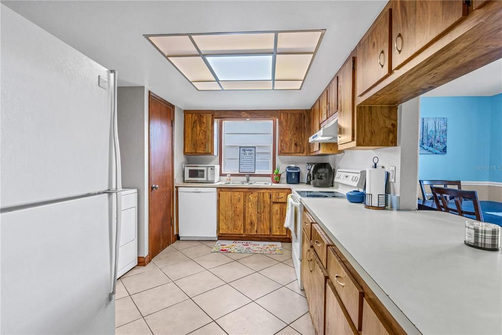 For Sale: $135,000 (2 beds, 2 baths, 922 Square Feet)