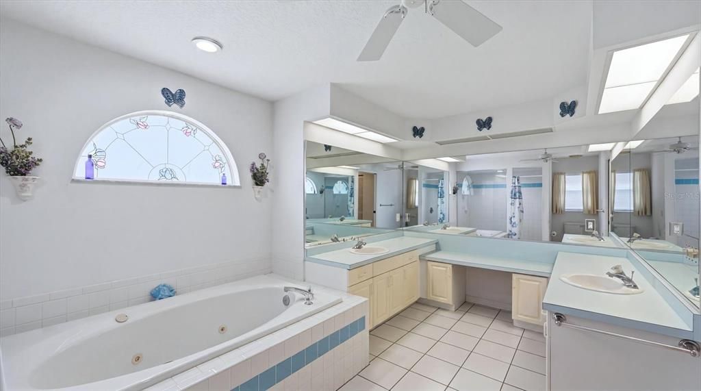 Activo con contrato: $449,000 (3 camas, 2 baños, 1983 Pies cuadrados)