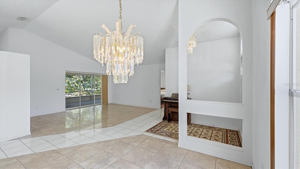 Activo con contrato: $449,000 (3 camas, 2 baños, 1983 Pies cuadrados)
