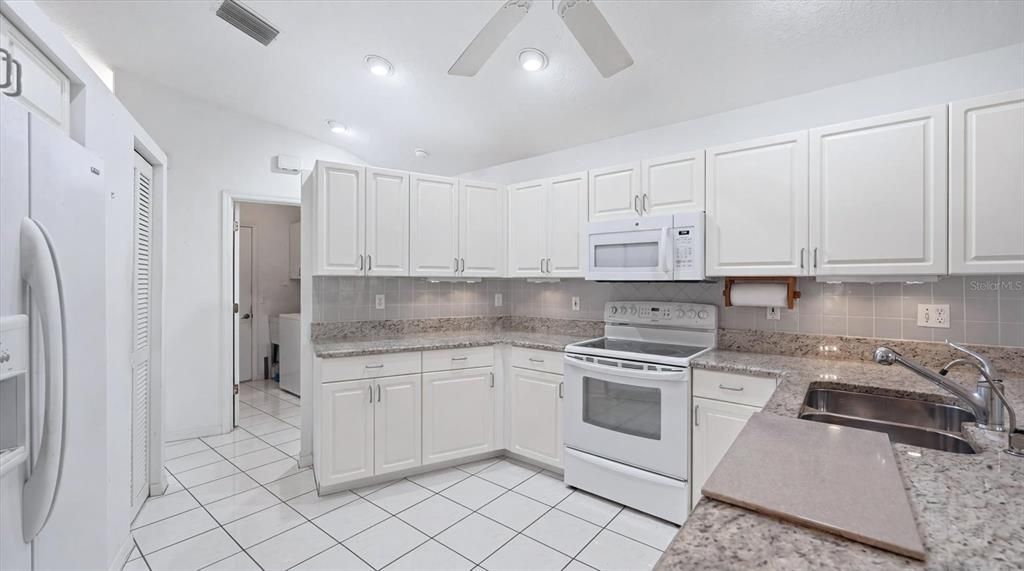 Activo con contrato: $449,000 (3 camas, 2 baños, 1983 Pies cuadrados)